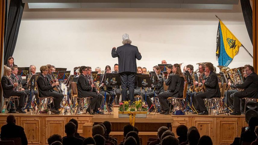 La Società da musica Scuol in occasiun dal concert da prümavaira (fotografia e video: Foto Taisch Scuol).