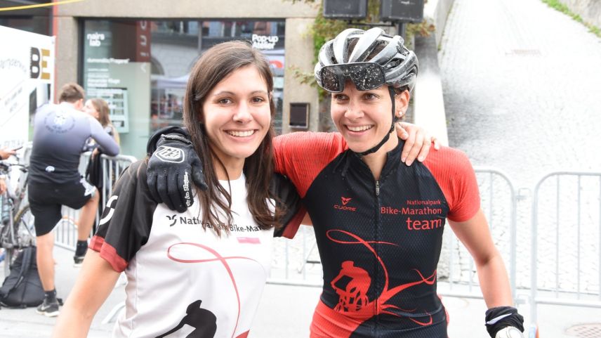 Vorjahressiegerin Tinetta Strimer (links) gratuliert ihre Schwester Letizia Strimer zum diesjährigen Sieg auf der Jauer-Strecke (Foto: Nicolo Bass).