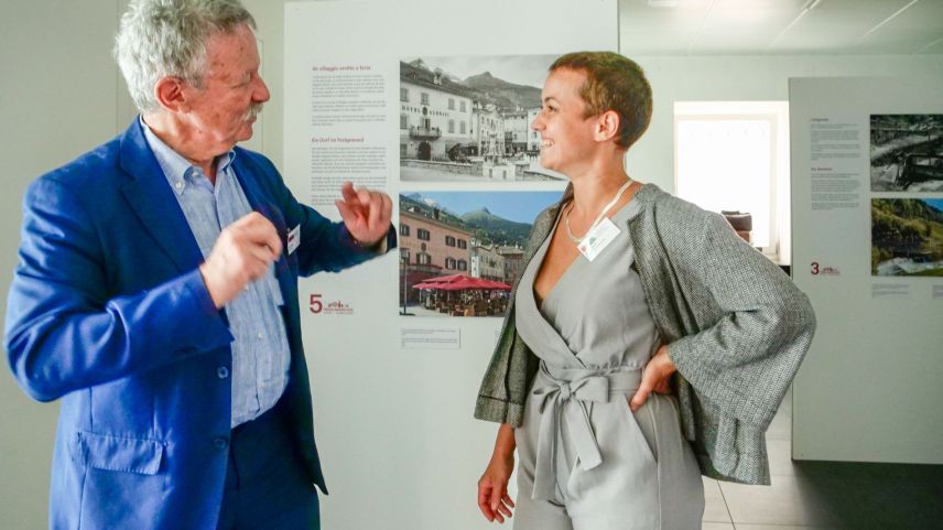 Martin Killias und die Projektleiterin Baukultur beim Schweizer Heimatschutz, Myriam Perret trafen sich in der Casa Olgiati mit dem EP-Redaktor zum Gespräch. Im Hintergrund Fotos der Ausstellung "Poschiavo wie es war".