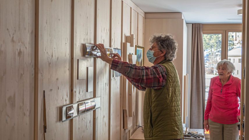 Die alten Erinnerungen im neuen Zimmer: Margrit Godli freut sich, dass ihr Ramon Zangger die Fotos aufhängt. Fotos: Reto Stifel