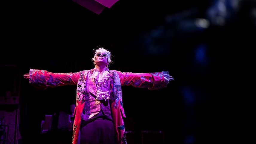 Alexander Albrecht spielt den genial-verrückten Wolfgang Amadeus Mozart. Foto: Mayk Wendt