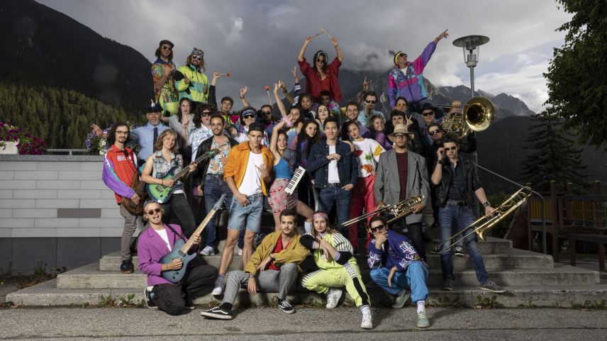 Üna quarantina da persunas giuvnas per gronda part da la regiun as preschaintan al seguond Musical a Scuol (fotografia: Marco Cadonau).