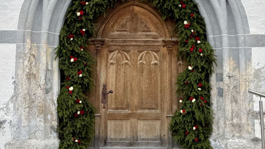 Die feierlich geschmückte Kirchentür in Scuol. Foto: Fadrina Hofmann