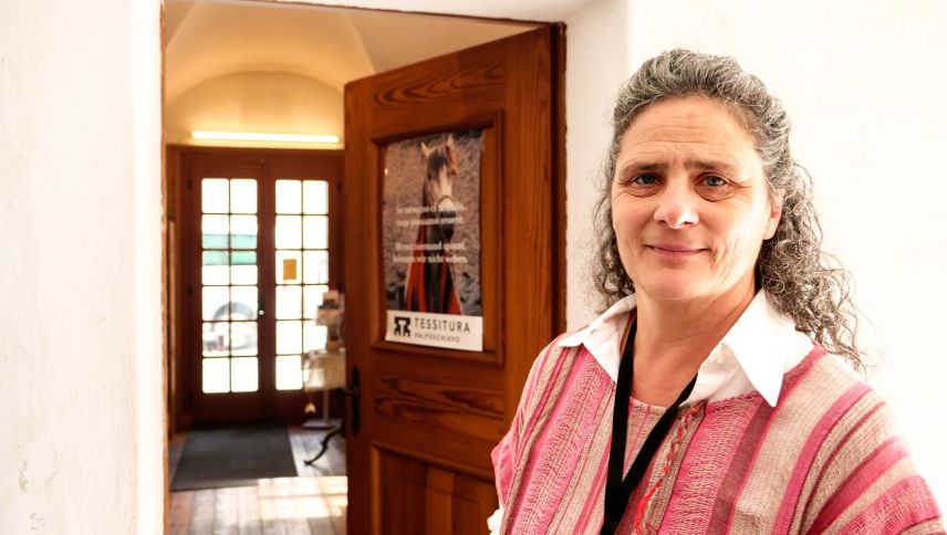 Orsola Dorsa Misani. Die gelernte Schneiderin leitet seit Anfang Jahr die Geschicke der 70-jährigen Handweberei Tessitura. Fotos: Jon Duschletta