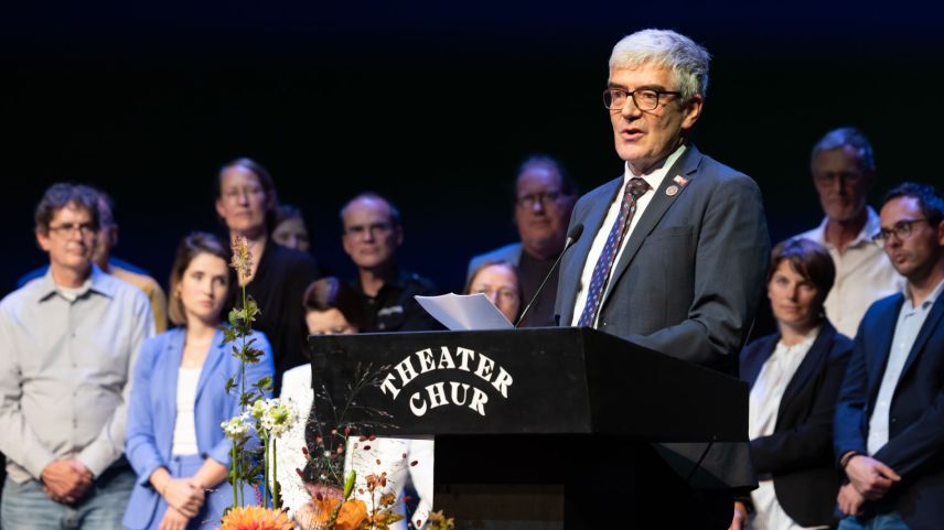 A la vernissascha ha il president da la Regenza grischuna, Jon Domenic Parolini, tut in consegn las trais versiuns linguisticas da l’atlas (fotografia: Yvonne Bollhalder).