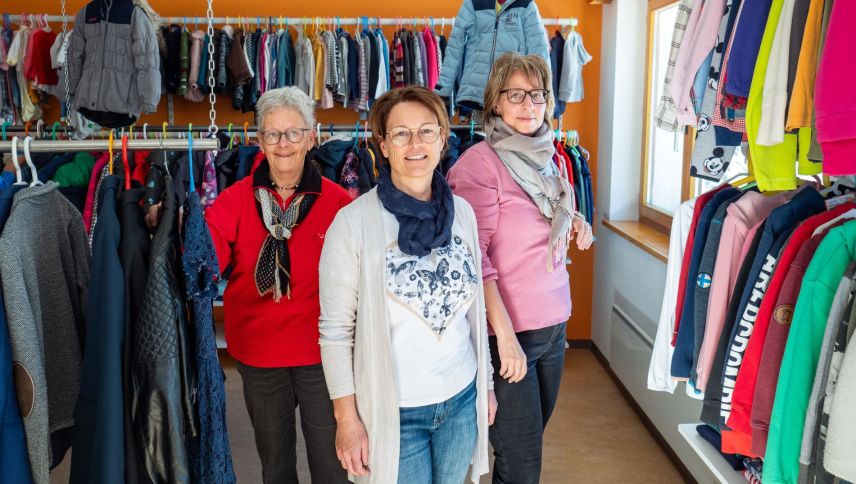 Drei von insgesamt einem Dutzend Freiwilligen, welche die Kinderkleiderbörse «Splerin» in Samedan mit viel Herzblut am Laufen halten: Marianne Bachmann, Brigitte Niggli und Manuela Roschi (von links). Foto: Jon Duschletta