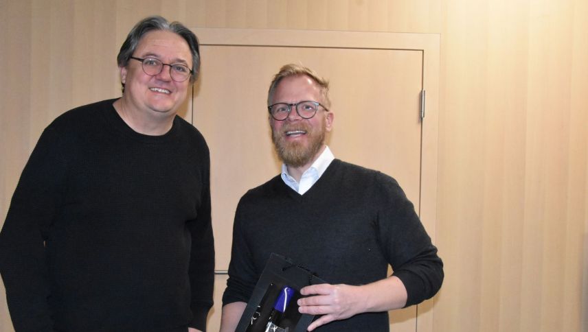 Il president da la Società da commerzi e mansteranza Engiadina Bassa, Jon Armon Strimer (a schnestra), ed il referent Gian Marco Bianchi in occasiun dal aperitiv da Büman a Scuol (fotografia: Nicolo Bass).