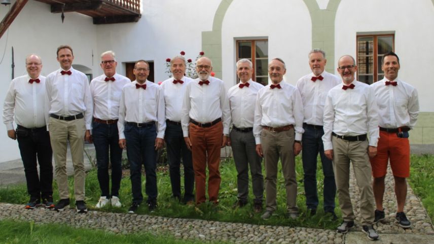 Die Ensemble-Mitglieder von «Las Lodolas». Ganz links aussen Chorleiter Werner Steidle.            Foto: z. Vfg