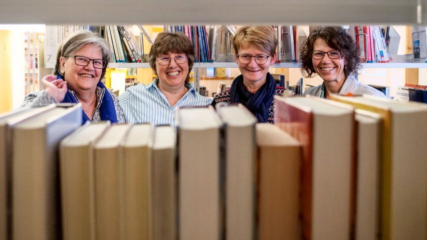 Las collavuraturas actualas da la Biblioteca publica Zernez da schnestra: Renate Braunschweiler, Birgit Luzi, Beatrice Müller e la manadra Claudia Fasani. 			fotografias: Jon Duschletta