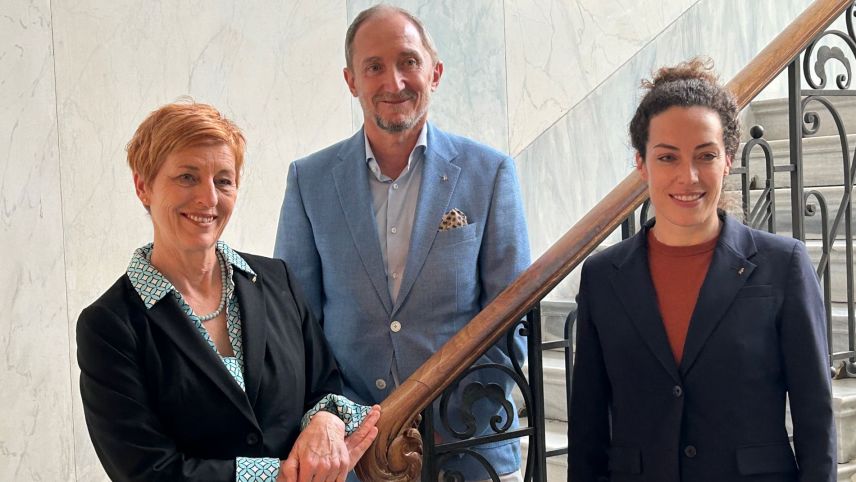 Las co-presidentas Urezza Famos (a schnestra) e Gianna Luzio han preschantà a Markus Solinger sco nouv secretari general da la Lia Rumantscha (fotografia: Claudia Cadruvi).