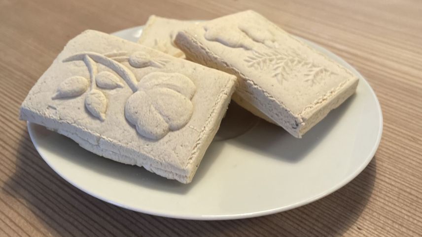 Springerle sollten nicht auf Backpapier gebacken werden, um das Aufgehen im Ofen nicht zu behindern. Fotos: Julia Biffi