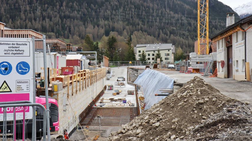 Las lavuors da fabrica vi d’ün tunnel d’access, chi collia la futura garascha da l’InnHub cun la via a La Punt, haun  eir già cumanzo (fotografia: Martin Camichel).