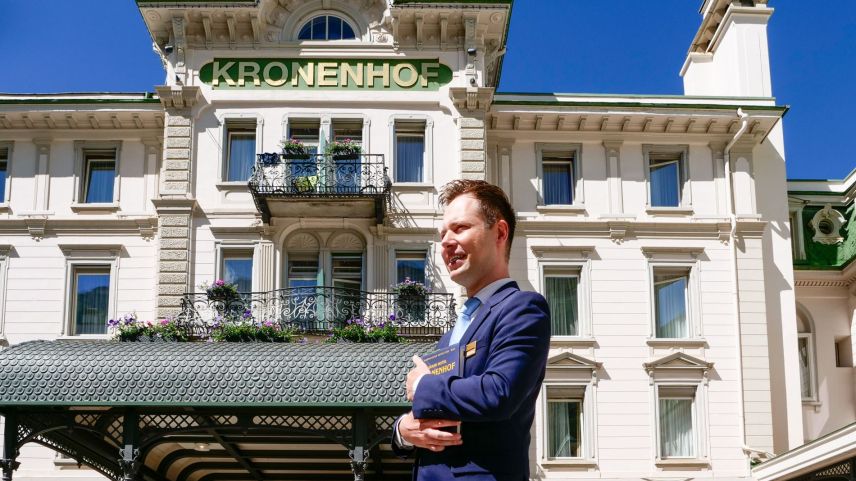 Sebastian Zuschlag führte durch das Nobelhotel Kronenhof in Pontresina.