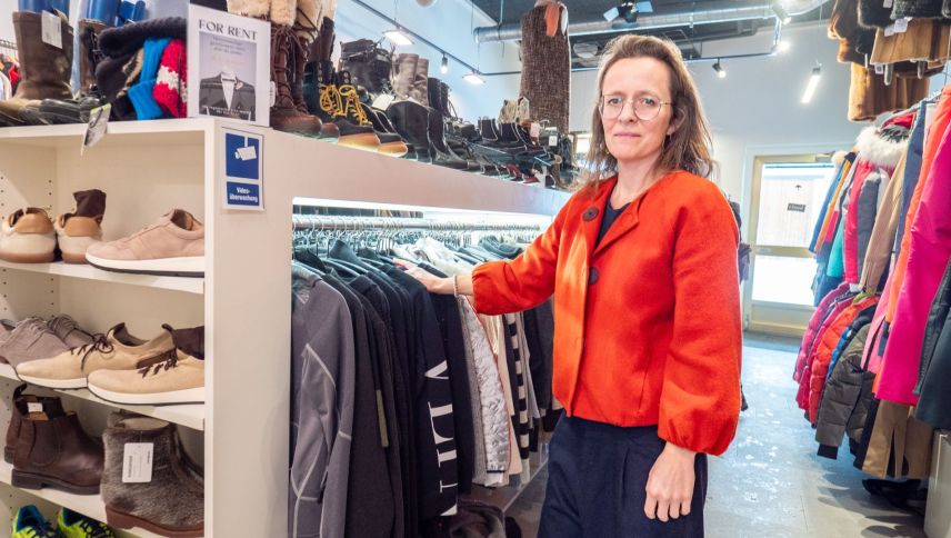 Laura Peka im Secondhand-Laden. Foto: Jon Duschletta