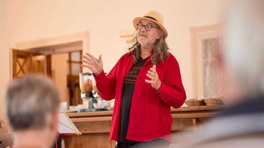 Il directer musical Urs Leonhardt Steiner ha preschantà il proget Carmina Burana. Il Festival Scuol Classics varà lö in gün 2026 (fotografia: Michael Steiner).