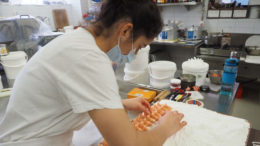 Die Glücksschweinchen aus Marzipan gehören zu den aktuellen Verkaufsschlagern der Konditorei Hanselmann.
Foto: Marie-Claire Jur