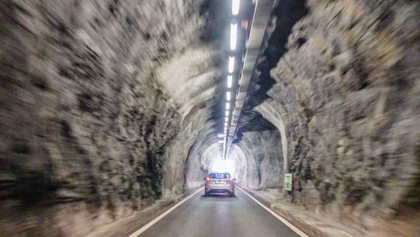 Während der Dauer der Olympischen Winterspiele dürfte der einspurige Tunnel Munt la Schera vom Ofenpass nach Livigno zur Herausforderung
werden, nicht zuletzt aus Gründen der Sicherheit. Foto: Jon Duschletta