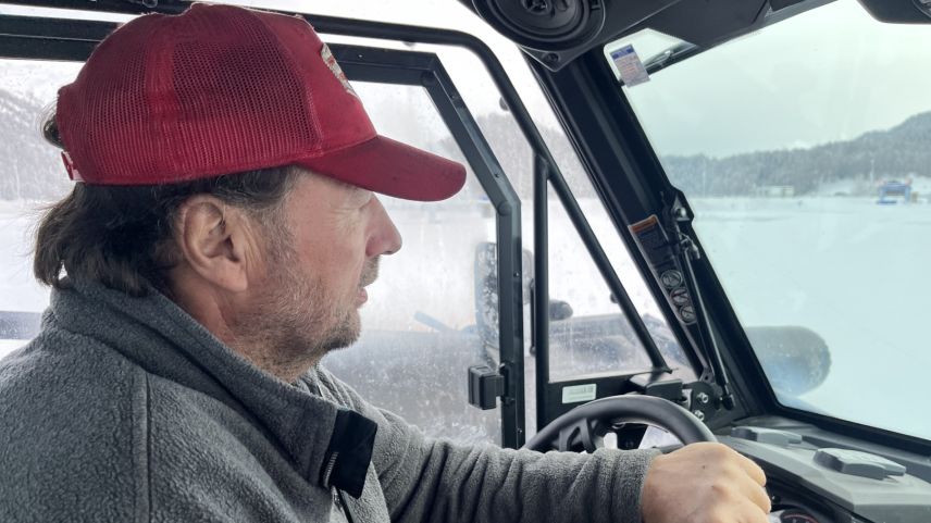 Jeden Morgen fährt Toni Giovanoli über die Oberengadiner Seen, um die Loipen zu präparieren. Foto: Andrea Gutgsell