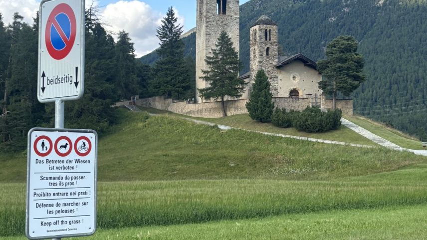 Il pü tard a partir dals 1. gün es adüna in vigur la clameda our d’preda in Engiadin’Ota. Diversas tevlas infuorman a la populaziun davart il scumand d’entrer in pros pendros (fotografia: Martin Camichel).
