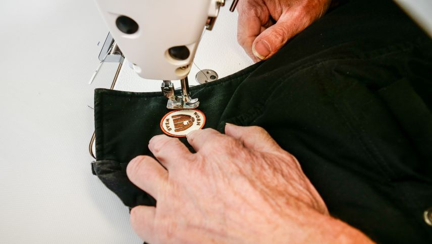 Zum Schluss wird, wo gewünscht, das Worn-Wear-Logo aufgestickt. Foto: Jon Duschletta