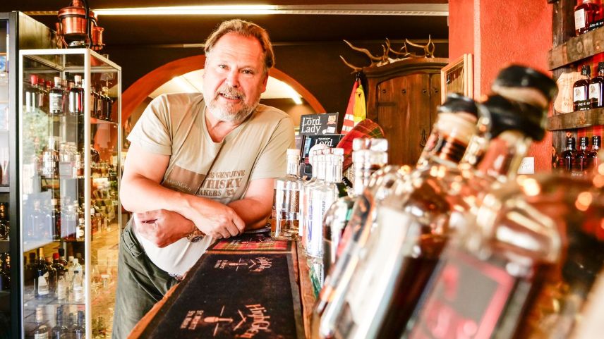 Lord Gunter Sommer in seiner neuen und vergrösserten Destillerie in Sta. Maria in der Val Müstair. Foto: Jon Duschletta