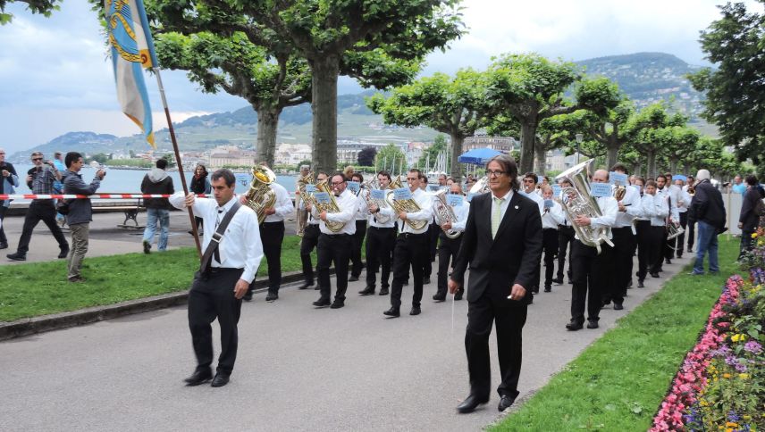 Eine Engadiner Formation anlässlich des Eidg. Musikfestes in Montreux. Auch 2026 in Biel werden Engadinerinnen und Engadiner zusammen musizieren (Foto: Archiv EPPL).