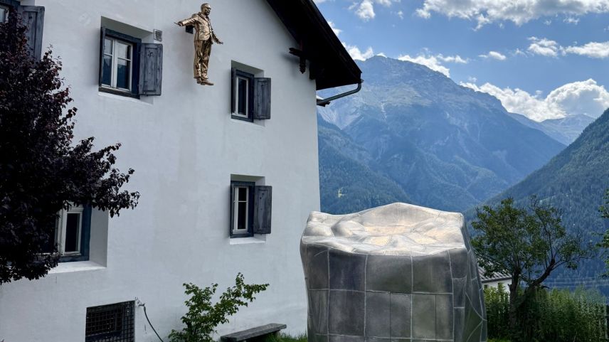 Nijinski hängt an der Hausmauer und der Backenzahn steht im Garten von Not Vital. Foto: Fadrina Hofmann