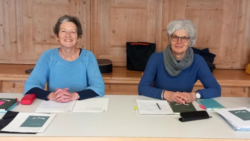 Ruth Plouda (a schnestra) e Claire Hauser Pult han prelet l’eivna passada a scolaras e scolars rumantschs da l’Institut otalpin Ftan (fotografia: mad).