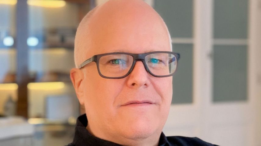 Jachen Andry es gnü premià cun ün dals set Premis svizzers da litteratura 2023 (fotografia: Kees Idenburg).