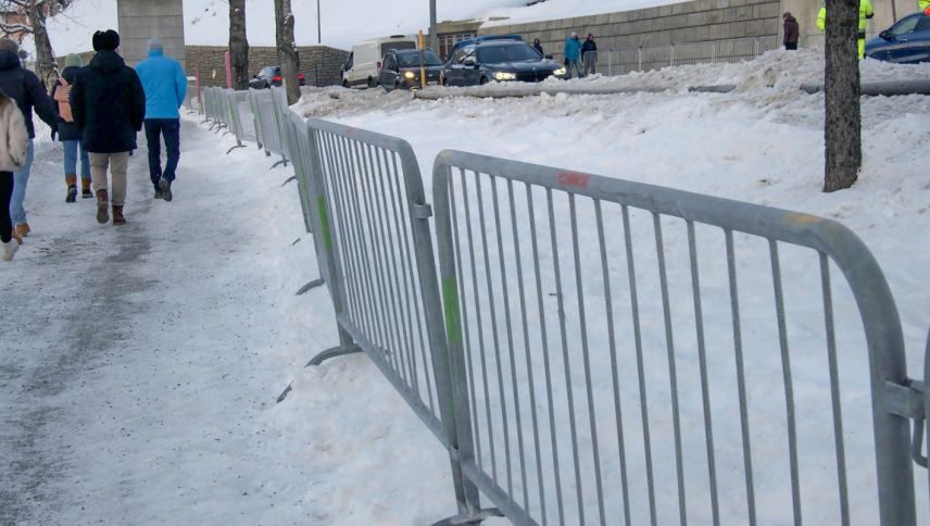 Die Fussgänger wurden durch Absperrgitter entlang der Seepromenade daran gehindert, die Strasse zu überqueren. Nachdem einzelne Besucher die Gitter verschoben hatten, wurden sie zusätzlich noch mit Kabelbindern festgebunden. Foto: Sina Margadant