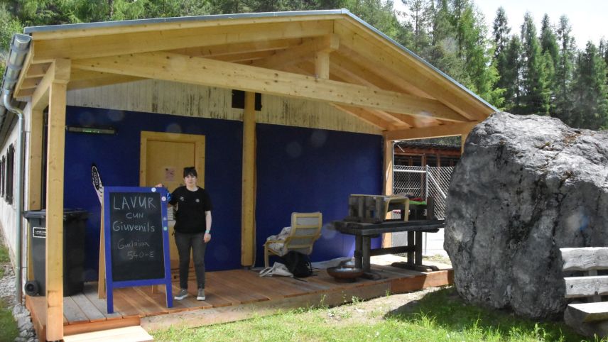 Meret Wüest preschainta in venderdi saira il nouv lö d’inscunter per giuvenils a Gurlaina (fotografia: Nicolo Bass).