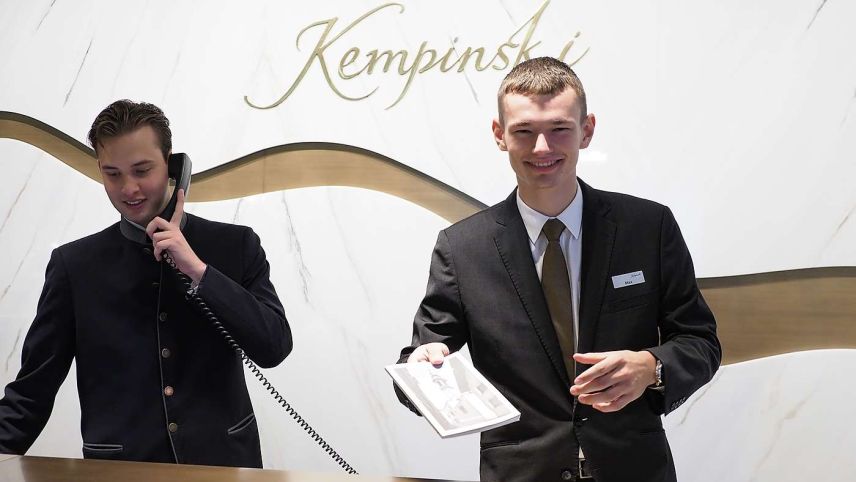 Max Spannaus (rechts) arbeitet im Hotel, wo er seine Ausbildung gemacht hat. Fotos: Nicolas Binkert