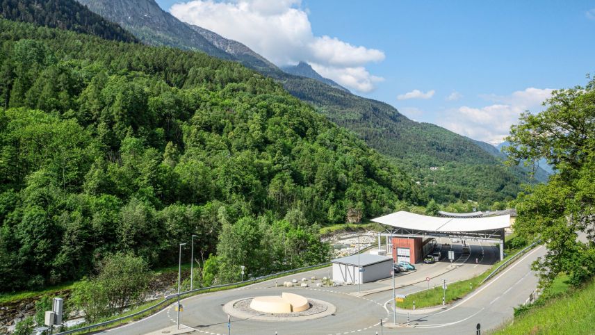 Reorganisationen und Personalabbau sorgen für Sorgenfalten. Neben Müstair und Campocologno ist auch Castasegna (im Bild) betroffen. Foto: Reto Stifel
