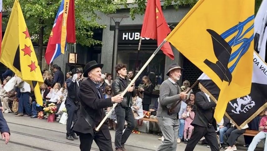 Der Scuoler Fahnenträger Fadri Blanke. Foto: Fadrina Hofmann