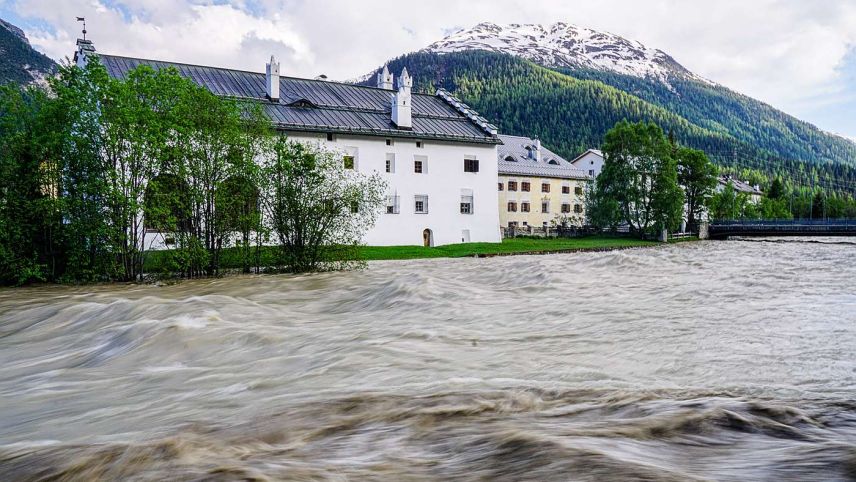 Hochwasser am Beispiel des Inn bei La Punt Chamues-ch und fehlendes Wasser für die Energieproduktion an der Stauwehr Punt dal Gall der Engadiner Kraftwerke. Archivbilder: Jon Duschletta