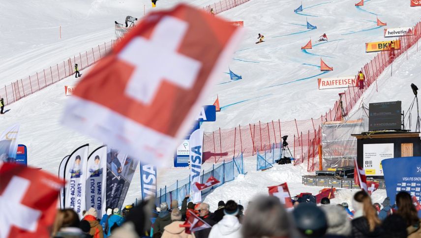 Spannende Rennatmosphäre hautnah miterleben – das Zielgelände am Prui-Hang oberhalb von Scuol. Foto: Dominik Täuber