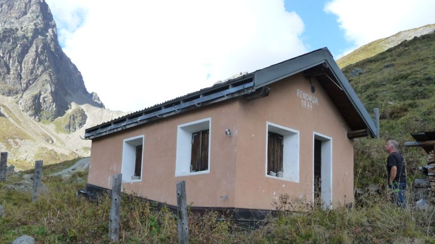 La chamonna Nessas as rechatta sün territori da Guarda (fotografia: Cumün da Scuol).