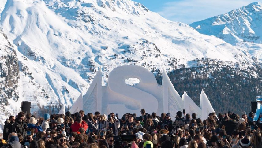 Die neue Outdoor-Stage war ein Augenfang - vor allem bei dem Kaiserwetter vom Freitag. Foto: SunIce Festival
