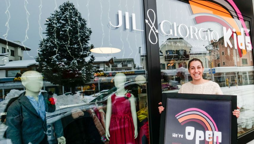 Mitarbeiterin Nadja Gonzalez ist oft im Kinderkleiderladen anzutreffen und hilft Laura Peka im Verkauf und der Warenannahme. Foto: Jon Duschletta