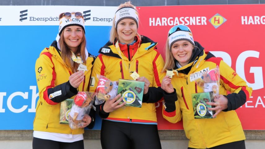 Die Deutschen Julia Taubitz, Dajana Eitberger und Anna Berreiter (vlnr), freuen sich über ihren Erfolg. Foto: z. Vfg