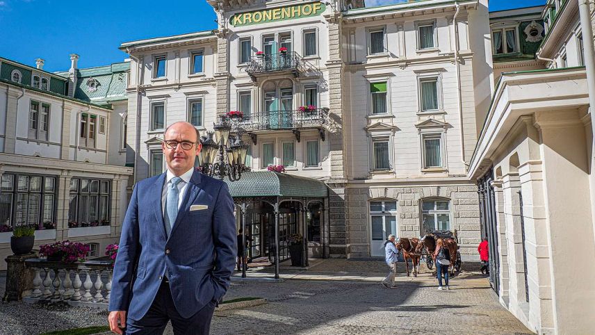 Der Hotelier des Jahres, Marc Eichenberger vor der «Grande Dame», dem Grand Hotel Kronenhof in Pontresina. Foto: Reto Stifel