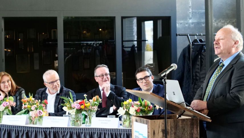 Von links: Catherine Schadegg, Sekretärin VR, Hans-Peter Zehnder, Vize-Präsident, Martin Schmid, VR-Präsident, Giacum Krüger, EKW-Direktor und Gian Andrea Bott, Gemeindepräsident S-chanf. Foto: Jon Duschletta