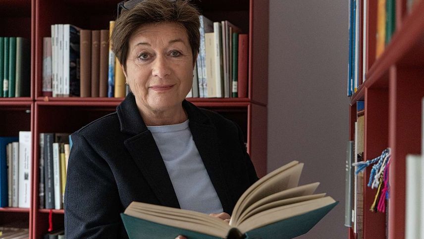 Zieva 40 ans ingaschamaint professiunel per la lingua rumauntscha es la linguista Anna-Alice Dazzi ida in pensiun la fin d’avrigl (fotografia: RTR).