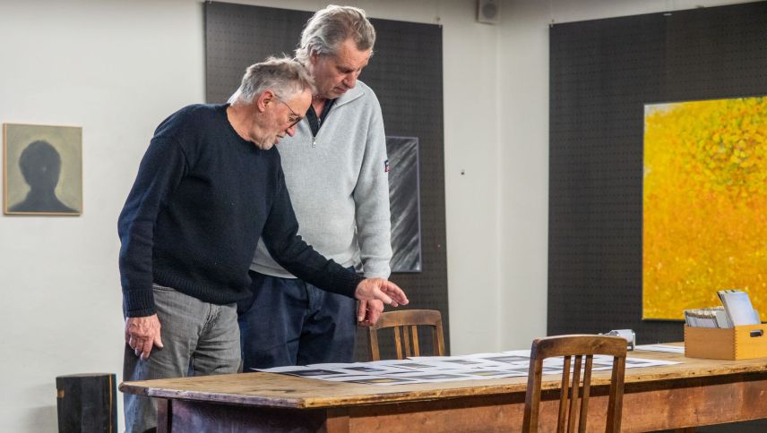 Gian Gianotti ed il galerist Marcel Koller discutan auncha alch detagls da l'exposiziun. fotografia: Jon Duschletta