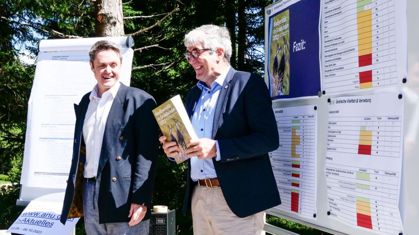 Der Amtsleiter des ANU, Remo Fehr (links) und Regierungsrat und Umweltdirektor Jon Domenic Parolini während der Präsentation der Biodiversitätsstrategie in Chur. Foto: Jon Duschletta