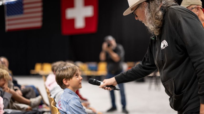 Die Schüler werden bei der Hauptprobe miteinbezogen. Foto: Dominik Täuber