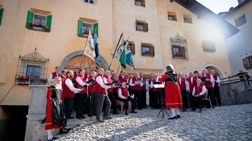 Mit den Singtagen soll Zuoz während eines Wochenendes wieder ein Ort voller Musik und Gesellschaft werden, wie beim «Festival da la chanzun rumantscha» im Jahr 2022. Foto: Foto Taisch Scuol