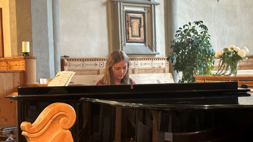 Anna Baumgartner in gövgia vers saira in occasiun dal concert illa  baselgia da Sent (fotografia: mad).