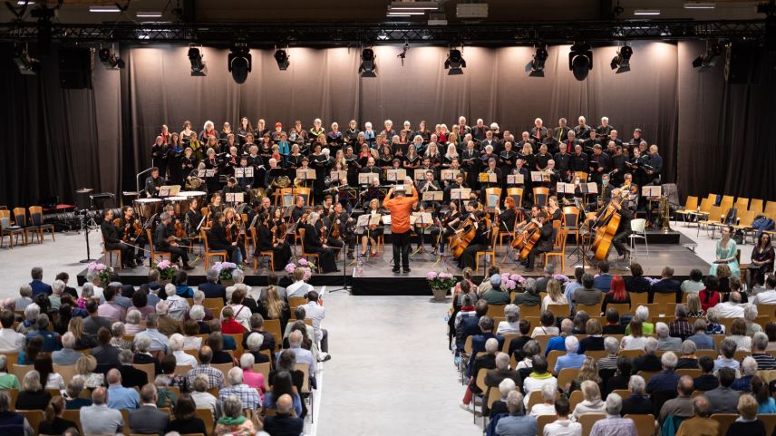 Die vier Konzerte in der Eishalle Gurlaina haben überzeugt. Foto: Dominik Täuber