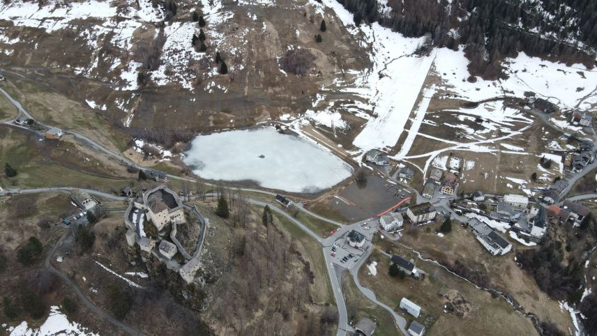 Links ist der See, rechts die Überschwemmung zu sehen. Foto: Pumpiers Pisoc